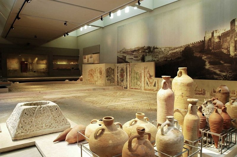 Alcuni tra i numerosi reperti archeologici che compongono la collezione del museo