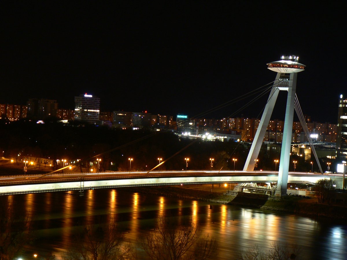 UFO: Situato nella parte più alta del ponte Novy che attraversa il Danubio 