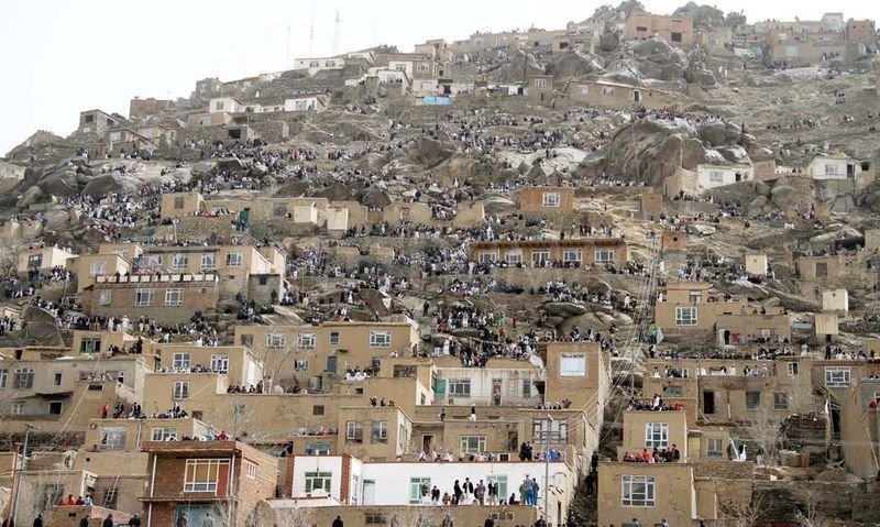 Un frammento di Kabul per com'è oggi. Vista la conformazione del territorio, è frequente vedere case inerpicarsi lungo il fianco delle colline.