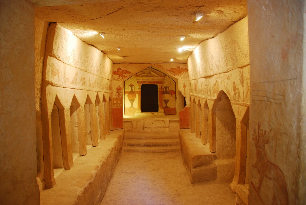 Le antiche camere di sepoltura portano sulle loro pareti delle bellissime raffigurazioni