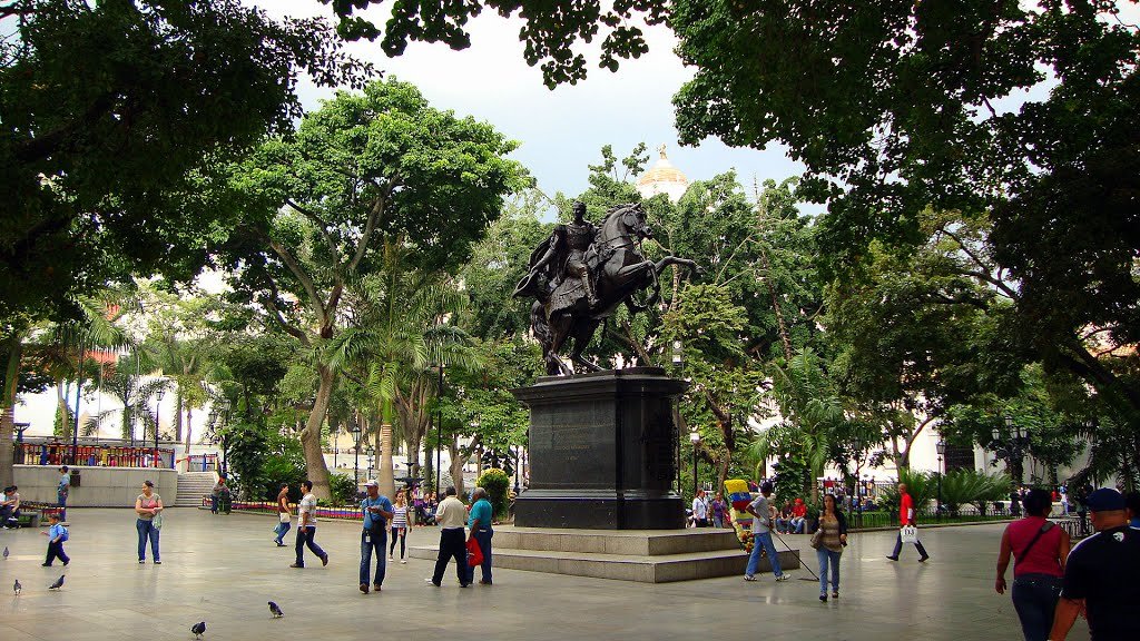 plaza-bolivar-caracas-venezuela
