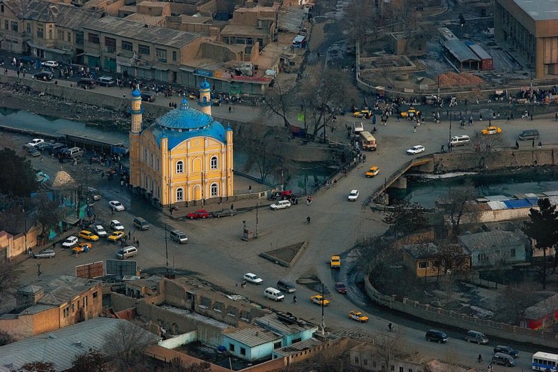 Visuale aerea della Moschea Shah-Do Shamshira; l'insolito edificio spicca notevolmente sul contesto circostante