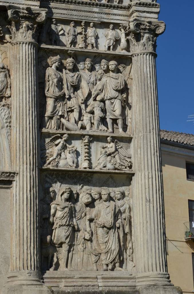 Le raffigurazioni dei piloni dell'Arco di Traiano a Benevento