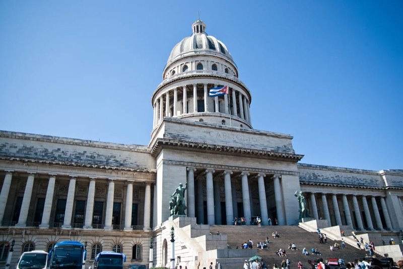 La facciata principale del Capitolio Nacional di Cuba, situato a L'Avana, la capitale dello Stato