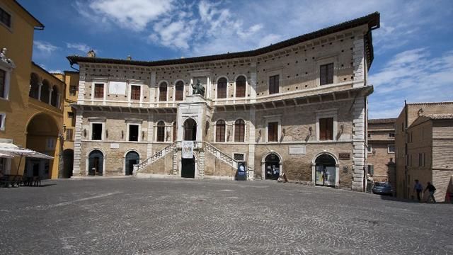 Palazzo dei Priori a Fermo