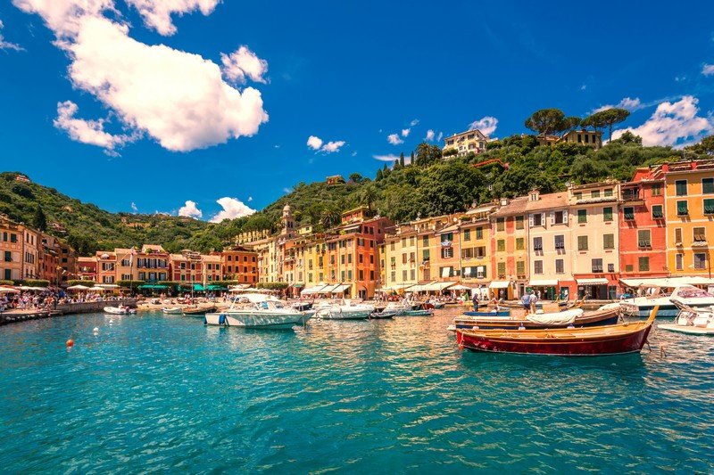 La piccola località di Portofino è famosa in tutto il mondo per essere una piccola cartolina vivente.