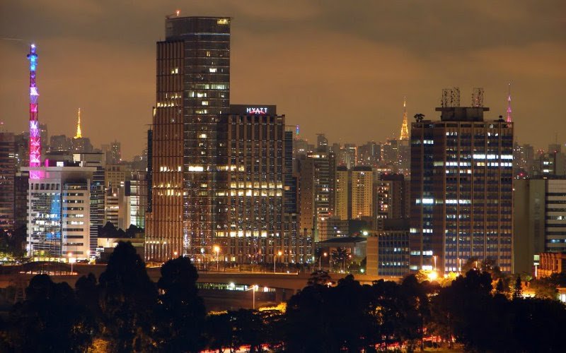 La città di San Paolo con la sua veste notturna