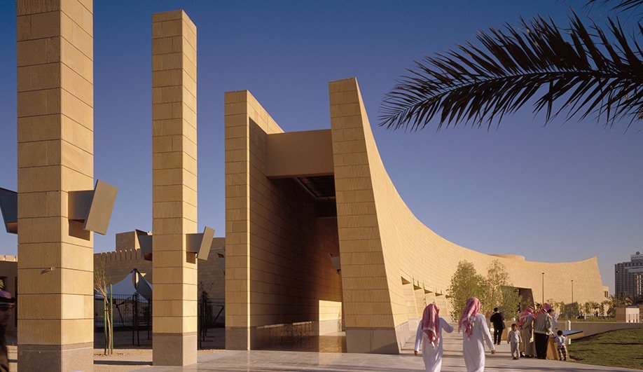 La sua moderna struttura è dedicata al Re Abdul-Aziz