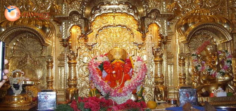 La statua del dio Ganesh è ricoperta di materiali preziosi