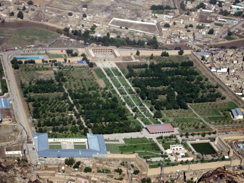 Una panoramica aerea dei rigogliosi Giardini di Babur, sepolcro dell'omonimo imperatore