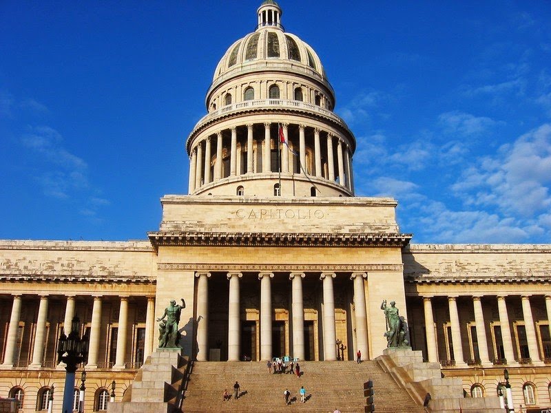 La facciata frontale del Capitolio National di L'Avana, con la sua enorme cupola
