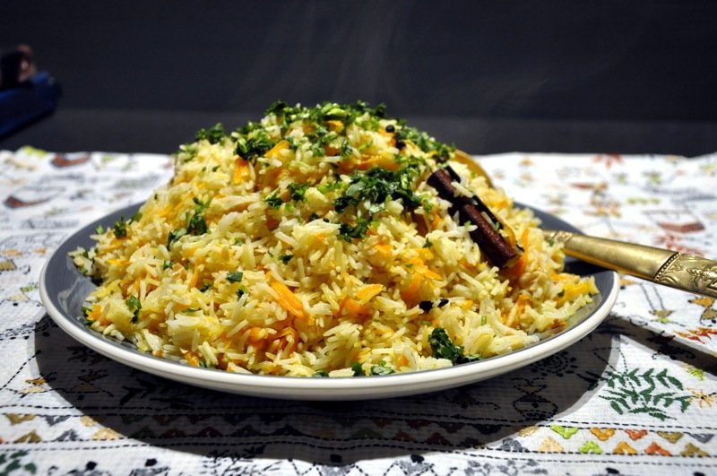 Un piatto di pilau, gustosissimo riso che può venire condito nelle maniere più disparate