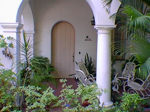 L'ingresso di una delle numerose casas particulares che sorgono a L'Avana, così come in quasi tutta Cuba