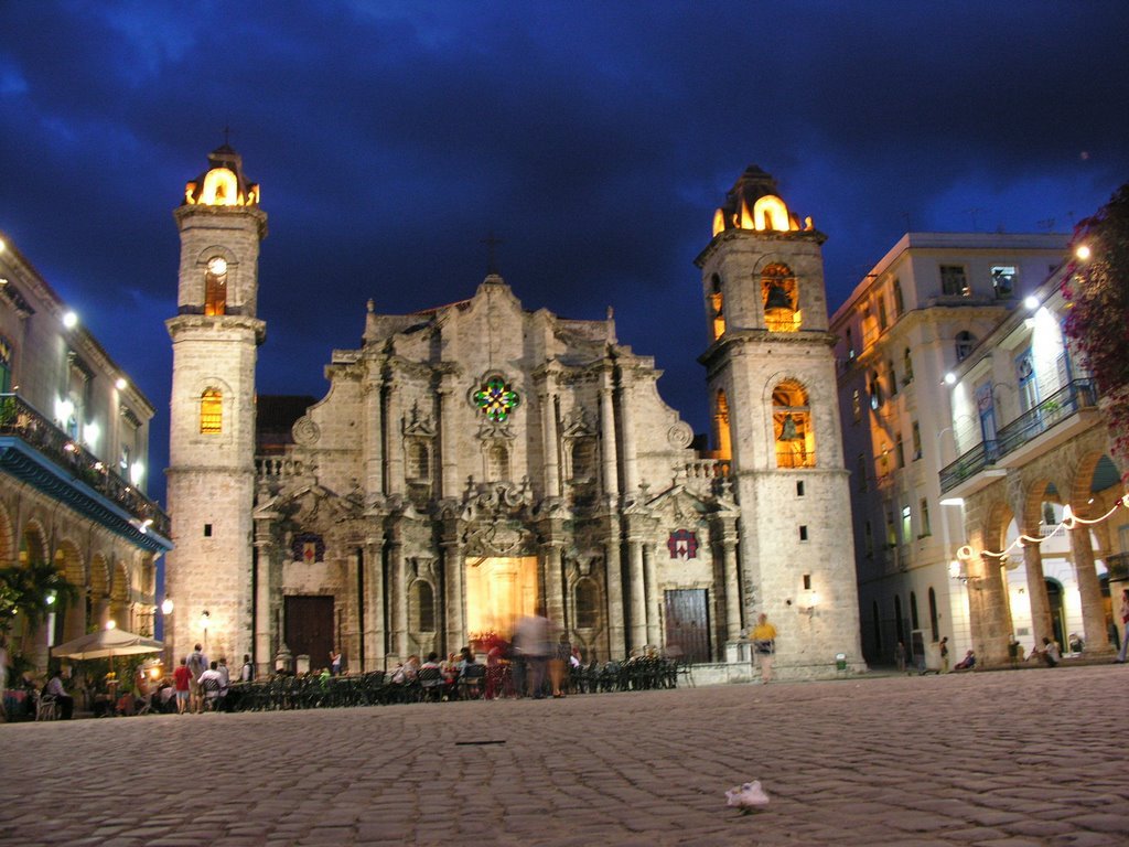 La facciata della cattedrale de L'Avana in notturna, con le sue torri asimmetriche