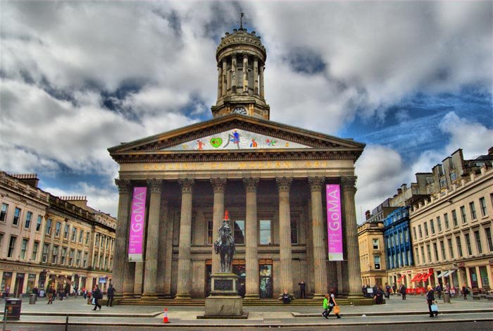 La facciata della GoMA di Glasgow, nel corso di uno dei numerosi eventi che vi si svolgono ogni anno