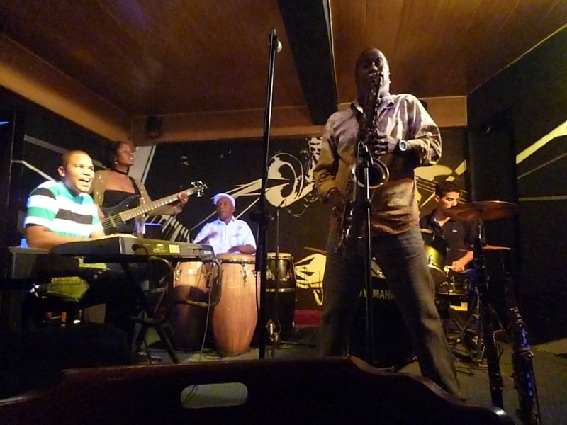 Un gruppo di musicisti si esibisce nel famoso locale jazz La Zorra y el Cuervo