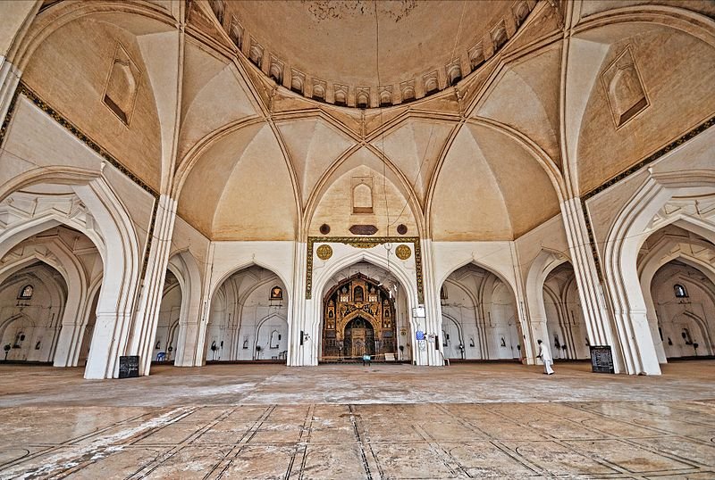 Gli interni della moschea