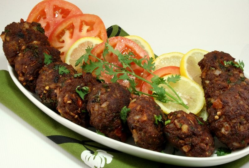 Un esempio di chapli kabab, un piatto formato da polpette di carne tritata e verdure molto comune anche in Pakistan