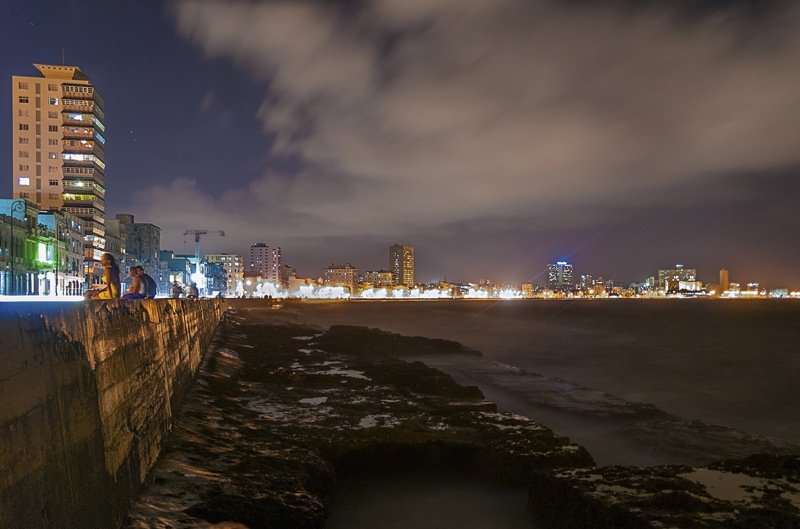 Il lunghissimo Malecon, una delle zone più frequentate di L'Avana durante la notte