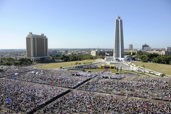 Plaza de la Revolucion gremita di persone, nel corso di una manifestazione
