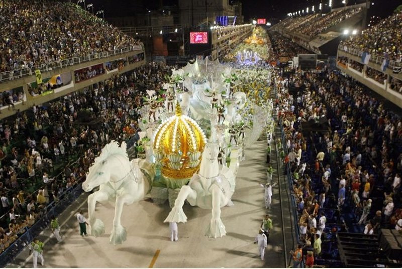 Una delle sfilate del Carnevale di Rio