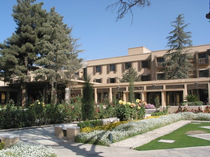 Il bellissimo giardino del Serena Hotel, a Kabul
