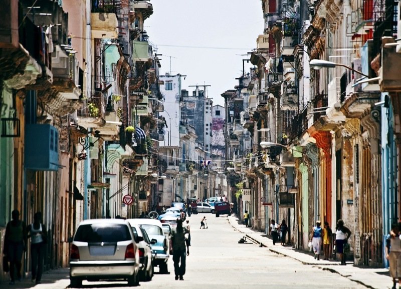 Una delle strade de L'Avana, in una tranquilla giornata di sole. Praticamente, la prassi
