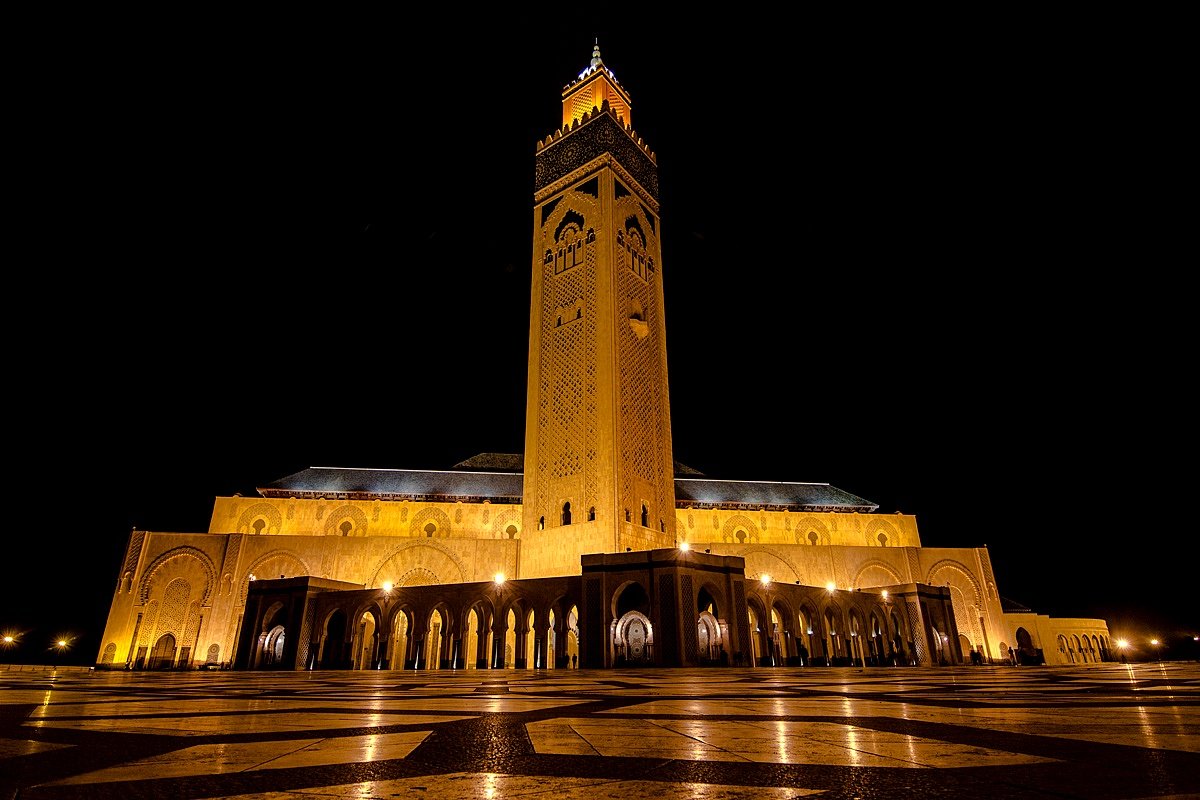 La grande moschea vista di sera è un spettacolo mozzafiato