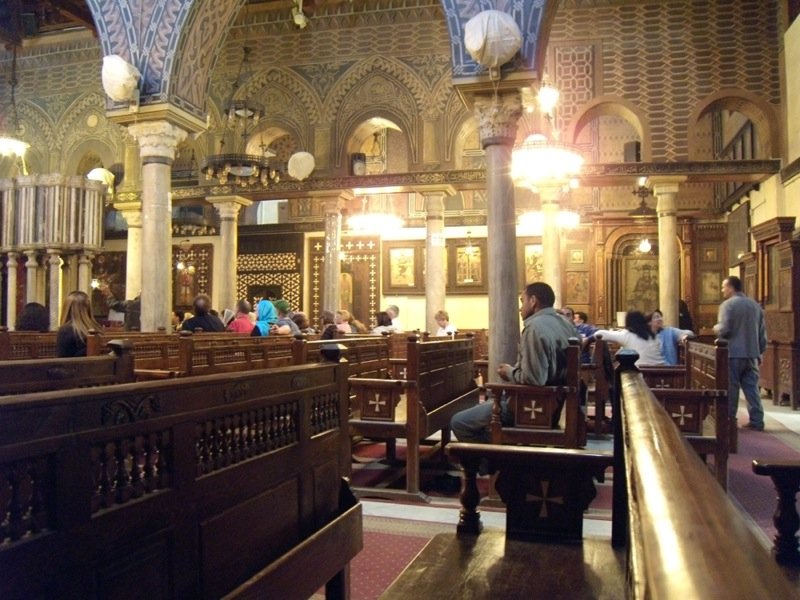 Gli interni della Chiesa Sospesa, situata nella zona di Old Cairo