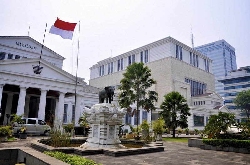 La facciata principale del museo, con la celebre statua elefantina presente nel suo piazzale