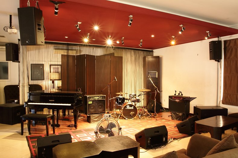 Il palco del Red White Jazz Lounge di Jakarta