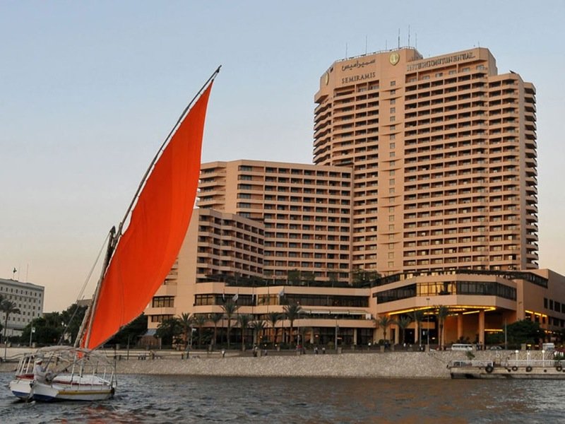L'enorme Intercontinental Cairo Semiramis, situato proprio a ridosso del Nilo