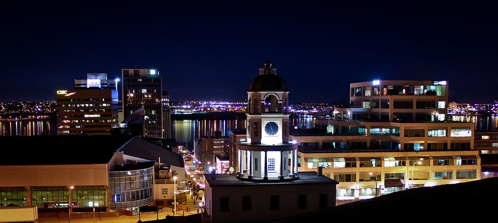 Una veduta nottuna del porto di Halifax