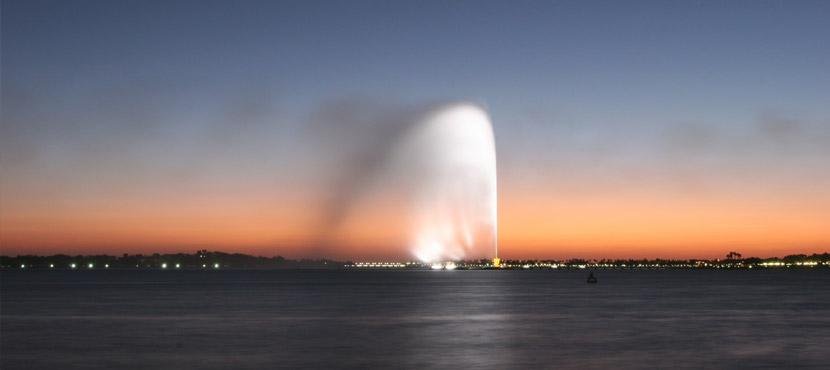La grande fontana che si innalza nel Mar Rosso