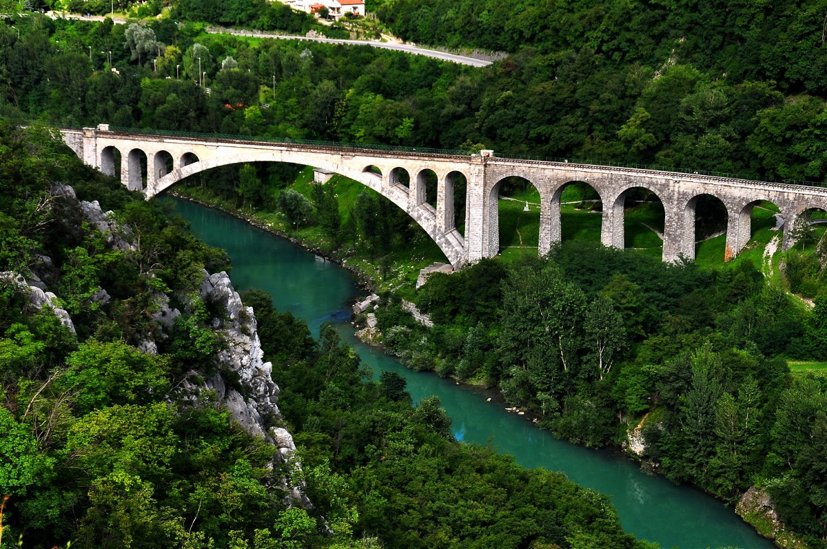 Il ponte che attraversa l'Isonzo, luogo famoso della città