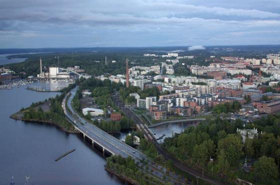La città sorge tra due grandi laghi