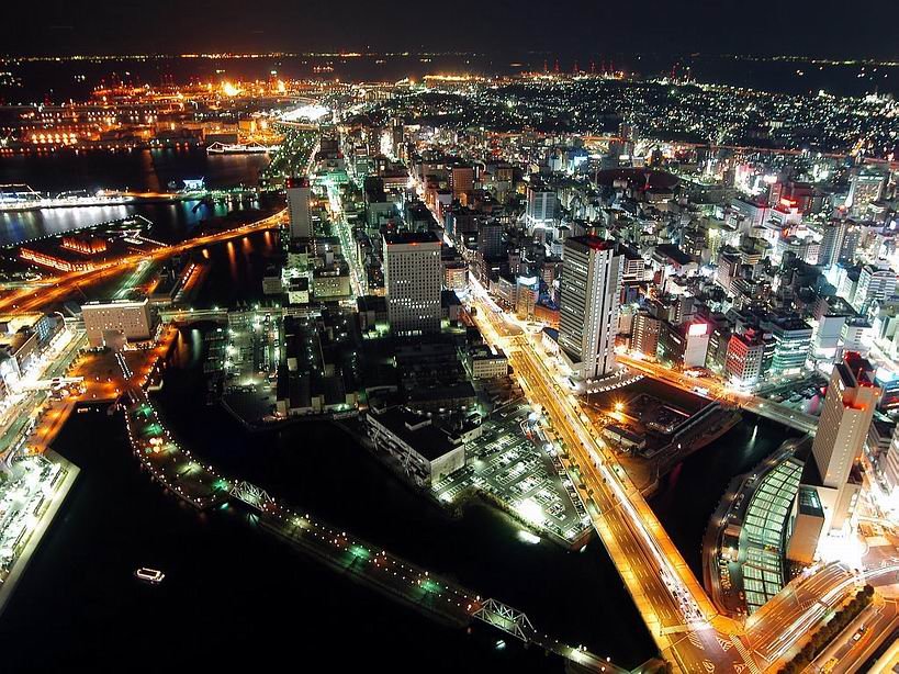Una vista della moderna città di notte