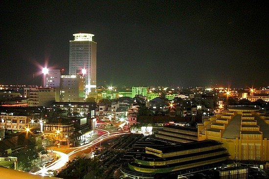 Una vista notturna della città