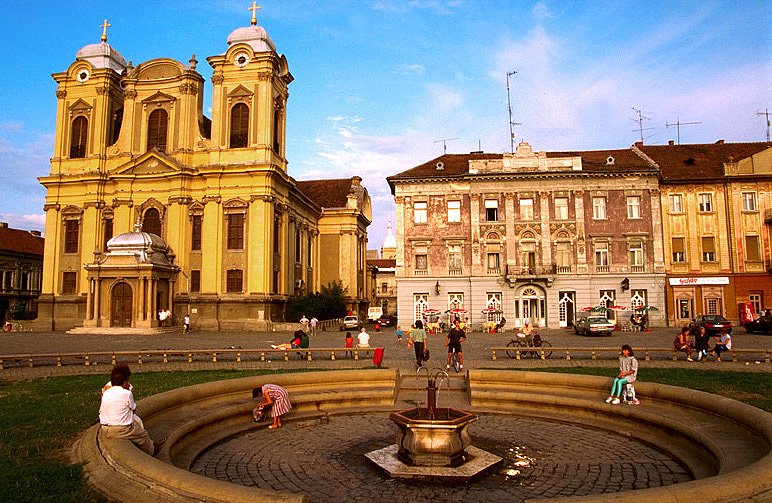 Una veduta della piazza della chiesa