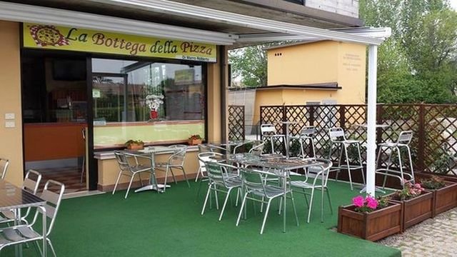 Volete mangiare una pizza degna dei migliori maestri napoletani? Ecco il locale giusto per voi: la Bottega della Pizza!