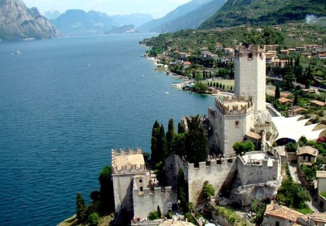 Il Castello di Malcesine è una delle attrattive principali della città, grazie soprattutto alla vista panoramica sul lago, che qui come in nessun altro punto si può ammirare in tutto il suo splendore