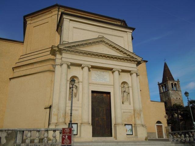 La Chiesa di Santa Maria a Castelnuovo del Garda, tra gli edifici sacri più conosciuti e visitati della località gardesana