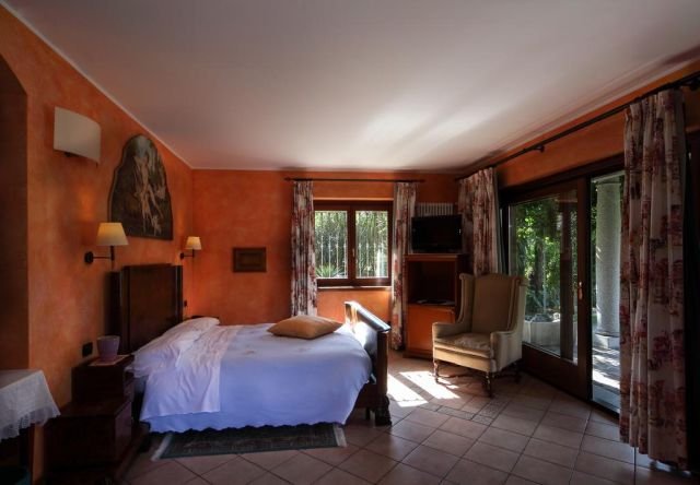 Una delle camere del Conca Azzurra di Colico, albergo col prezzo da 3 stelle ma con i servizi da 4