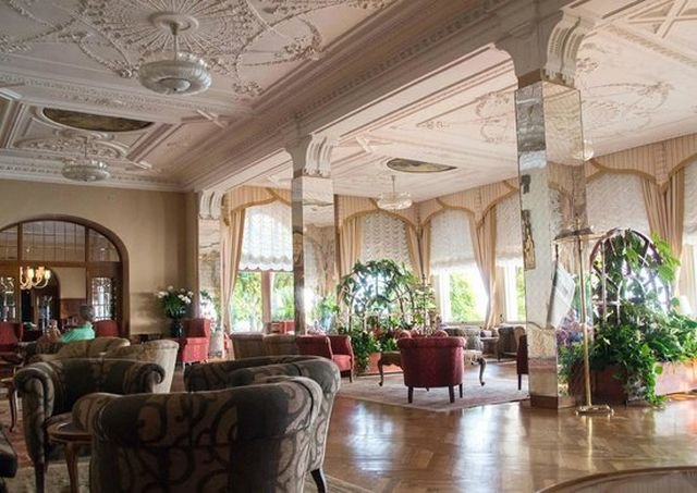 Eleganza e raffinatezza senza pari per il Grand Hotel di Gardone Riviera, collocato all'interno di un palazzo storico della città