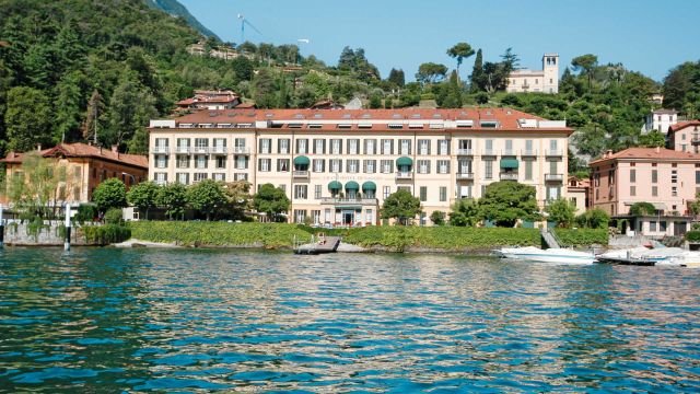 Sulle rive del Lago di Como, con una vista meravigliosa sul lago, una prospettiva del lussuoso Grand Hotel Menaggio, albergo a 4 stelle della località lariana