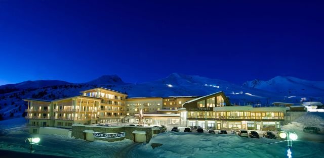 Lo splendido paesaggio che circonda il Grand Hotel Paradiso, albergo a 5 stelle fra i più lussuosi della Val di Sole