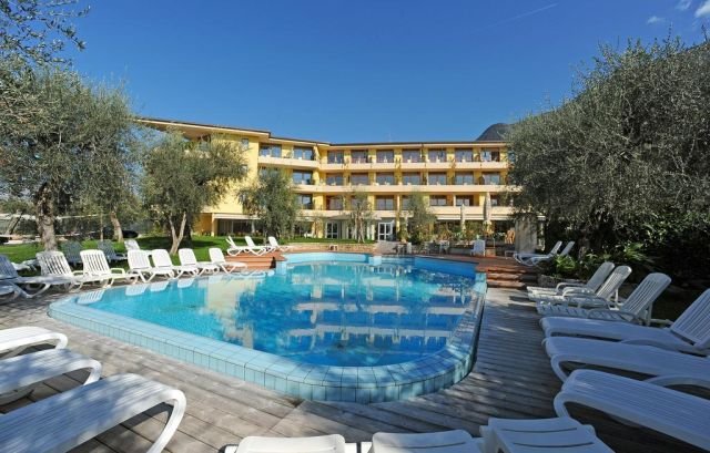 La piscina dell'Hotel Baia Verde di Malcesine, albergo a 4 stelle tra i più richiesti dai turisti