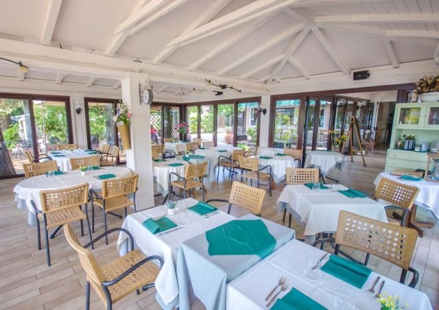 Il ristorante dell'Hotel Kursaal, uno degli alberghi più scelti dai turisti di Passignano sul Trasimeno