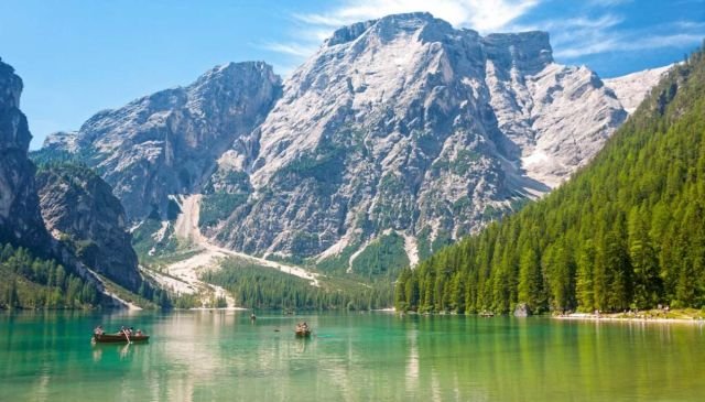 Il Lago di Braies, meraviglia paesaggistica e una delle mete più ambite dai turisti che visitano la Val Pusteria