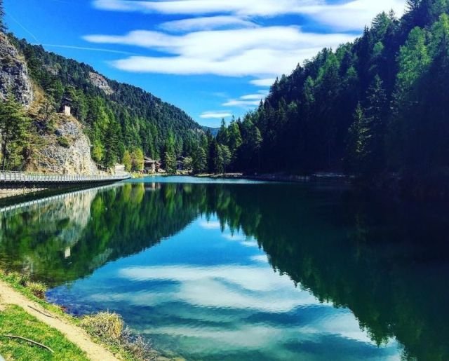 Lo specchio d'acqua del Lago Smeraldo, vero e proprio vanto della comunità della Val di Non